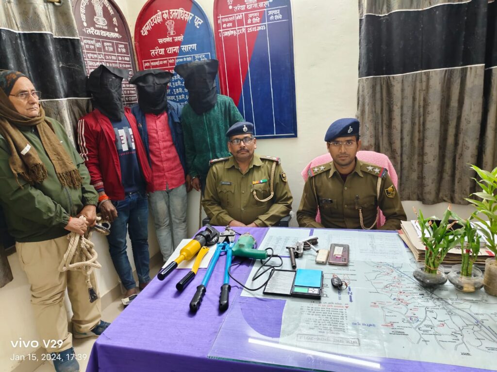 तीन शातिर चो’र चो’री के आधुनिक औजार एवं ह’थियार के साथ गिरफ्तार ; चो’री में प्रयोग किया जाने वाला कार भी बरामद