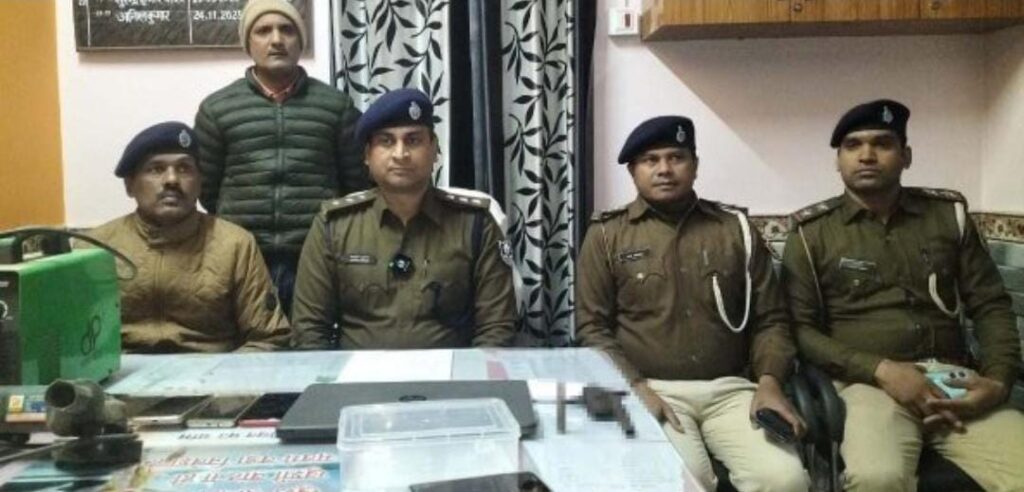 सीएसपी लू’टकांड का उद्भेदन कर पुलिस ने महिला समेत दो अ’पराधियों को किया गिरफ्तार ; देसी क’ट्टा एवं जिंदा का’रतूस बरामद