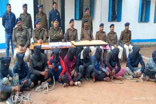 लोगों से ऑनलाइन ठ’गी करने वाले 10 सा’इबर अ’पराधी गिरफ्तार