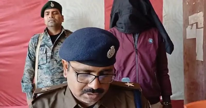 उत्पाद विभाग की टीम ने बम बनाने वाली सामग्री के साथ अपराधी को किया गिरफ्तार