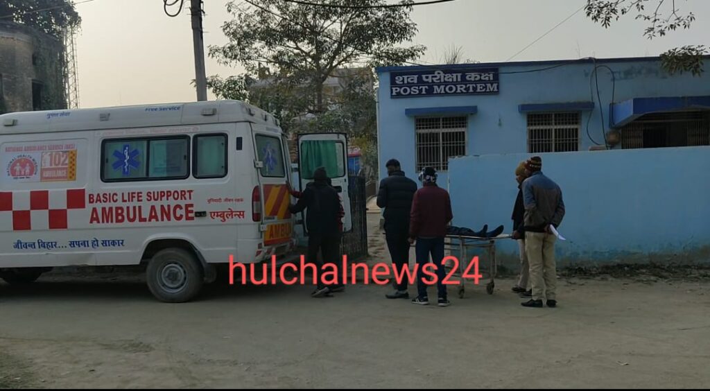 सड़क हा’दसे में गई वृद्ध की जा’न ; बाइक सवार दोनों युवक भी गं’भीर