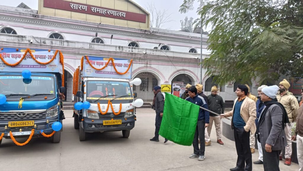 सड़क सुरक्षा माह अभियान के तहत जागरुकता रथ को जिलाधिकारी ने दिखाई हरी झंडी