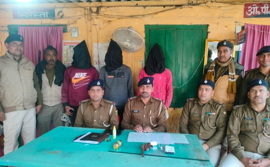 ₹50 हजार का इनामी कु’ख्यात अ’पराधी अनु दो सहयोगियों के साथ किया गया गिरफ्तार ; हथियार बरामद