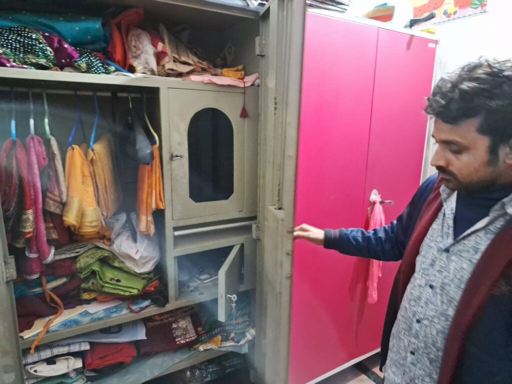 डॉक्टर दंपति के घर से पि’स्टल के बल पर ₹30 लाख की ड’कैती ; परिवार वालों को बनाया बं’धक