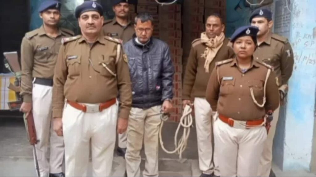 झोला छाप डॉक्टर निकला श’राब कारोबारी ; घर के तहखाना में छुपा कर रखा था भारी मात्रा में श’राब