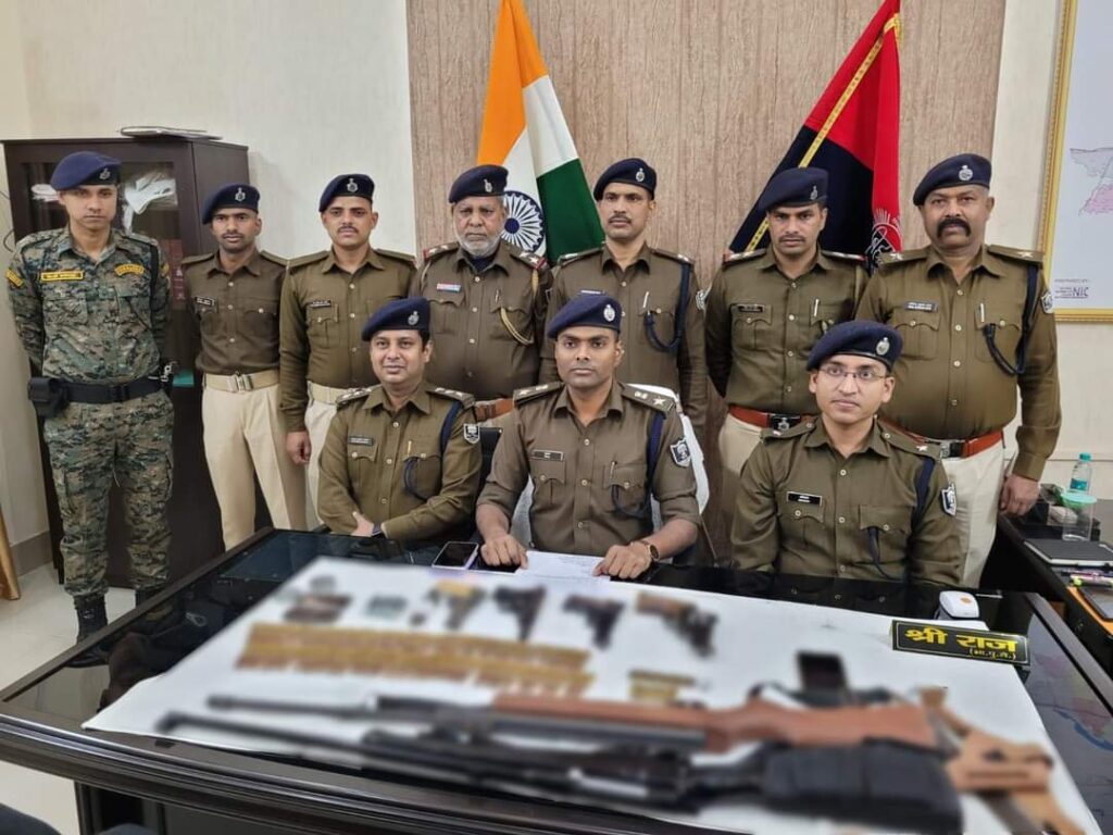 राइफल एवं पिस्तौल सहित भारी संख्या में हथियार के साथ एक तस्कर गिरफ्तार