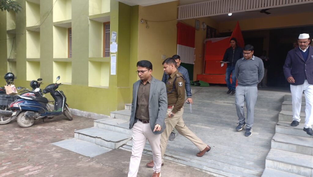 वास्तविक उम्र छिपाकर परीक्षा दे रहे अधिक उम्र के परीक्षार्थी के विरुद्ध दर्ज की गई प्राथमिकी ; डीएम एवं एसपी ने परीक्षा केन्द्रों का निरीक्षण कर की कार्रवाई
