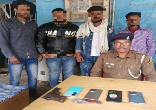 कब्रिस्तान में लू’ट की योजना बना रहे चार अ’पराधियों को पुलिस ने ह’थियार के साथ दवोचा