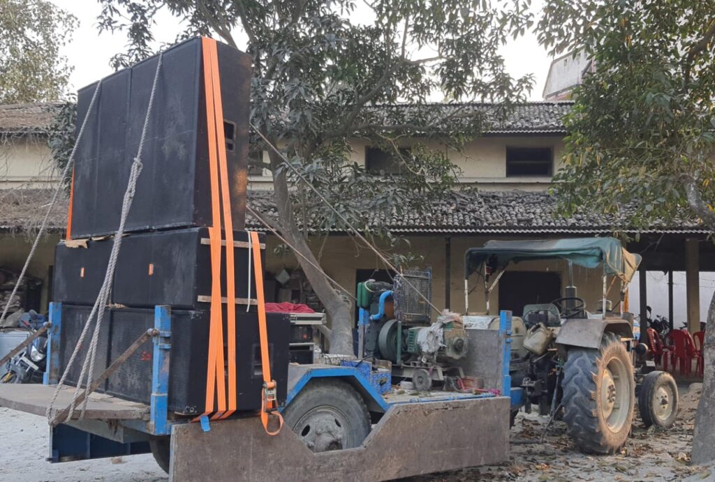 धार्मिक स्थल पर भ’ड़काऊ और अ’श्लील गीत बजाने पर डीजे, जेनरेटर सहित ट्रैक्टर व ट्राली जब्त