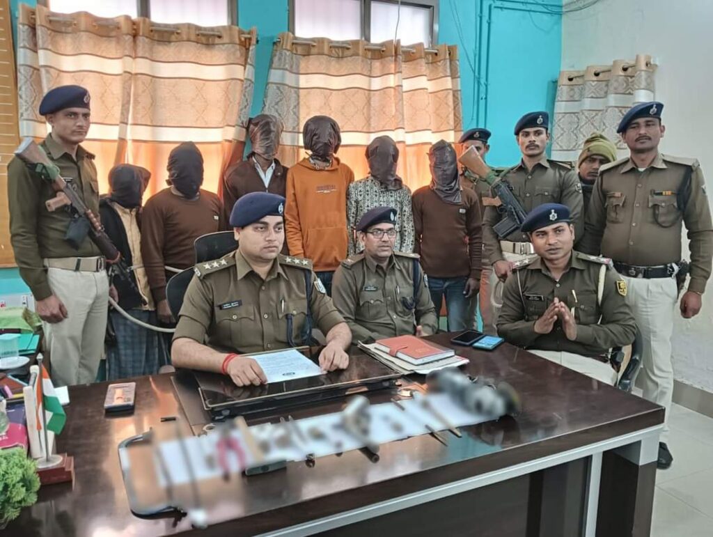 मिनी ग’न फैक्ट्री का उद्भेदन कर पुलिस ने गां’जा की खेप के साथ ड’कैती में शामिल चार आरोपियों को भी किया गिरफ्तार