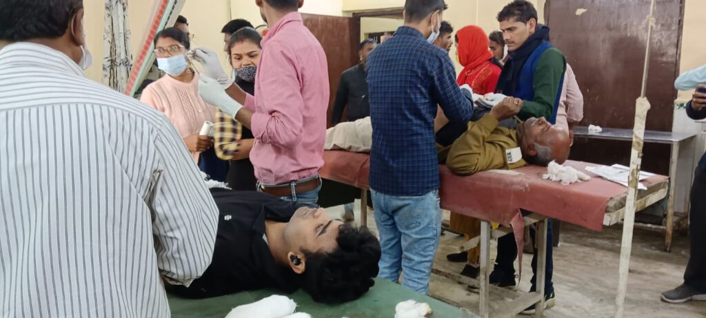 अपराधी ने गिरफ्तार करने पहुंची पुलिस पर चा’कू से किया हमला ; दोनों पुलिसकर्मी गंभीर