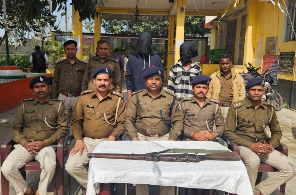 छपरा मुफस्सिल थाना के बैरक से चो’री गया रा’इफल बरामद ; दो शातिर अपराधी गिरफ्तार
