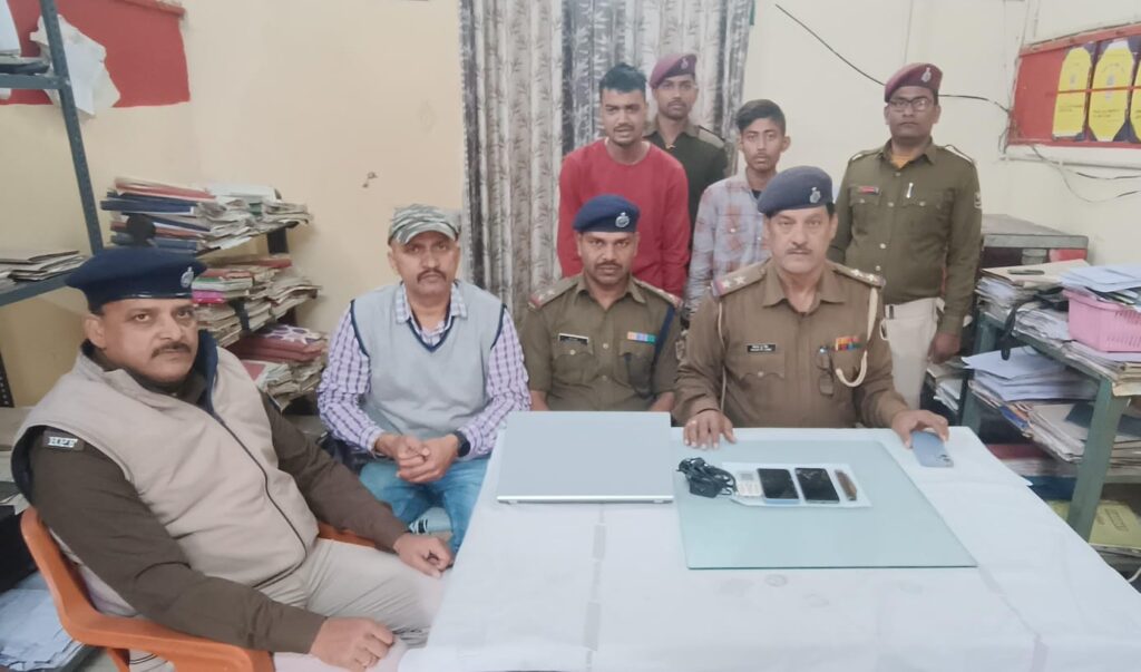छपरा कचहरी स्टेशन स्थित फुटब्रिज के समीप चा’कू घों’पकर मोबाइल लू’ट मामले का पुलिस ने किया उद्भेदन ; दो अपराधी गिरफ्तार