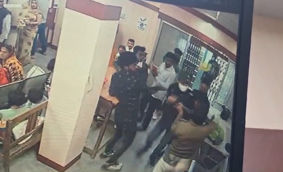 दिनदहाड़े पंजाब नेशनल बैंक लू’ट के प्रयास में अ’पराधियों ने गार्ड को मा’री गो’ली ; रा’इफल लेकर हुए फ’रार