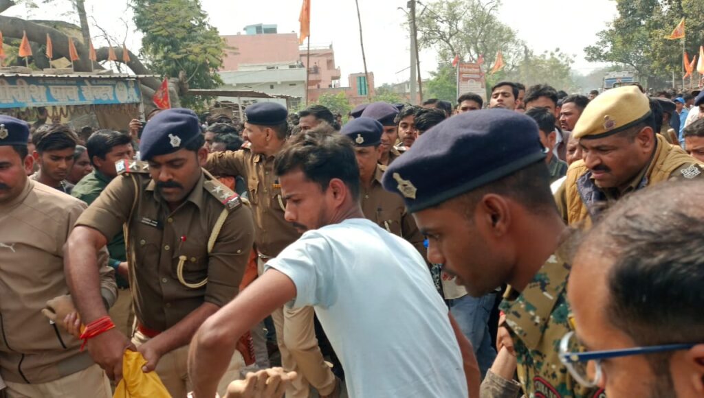 अनियंत्रित स्कॉर्पियो बाइक सवार को रौं’दने के बाद दो बाइक व साइकिल सवार को ट’क्कर मारते हुए सड़क किनारे पलटी, एक मौ’त के बाद सड़क जाम