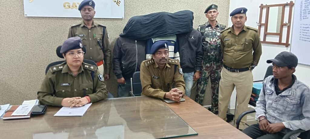 दो अ’पहर्ता को बरामद कर पुलिस ने तीन अ’पहर्ताओं को किया गिरफ्तार