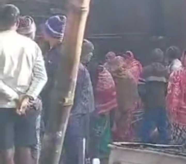 झोपड़ीनुमा घर में आग लगने से एक मासूम बच्ची की मौ’त ; तीन झु’लसे