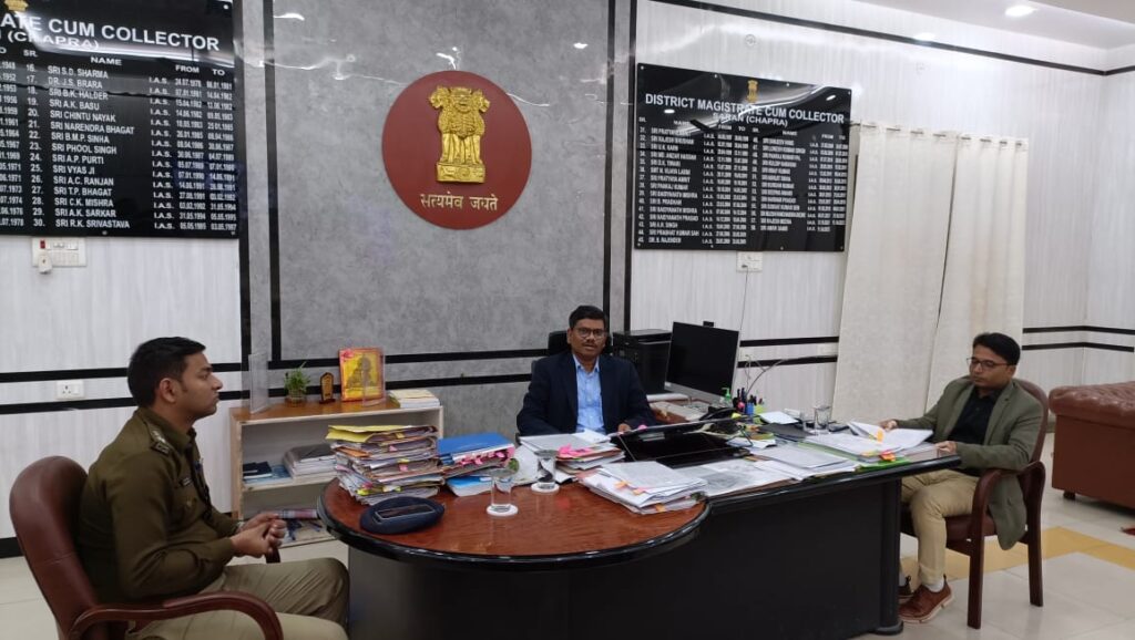 विभिन्न त्योहारों के अवसर पर विधि व्यवस्था से संबंधित प्रक्रिया के अनुपालन को लेकर आयुक्त ने सारण डीएम व एसपी के साथ की बैठक