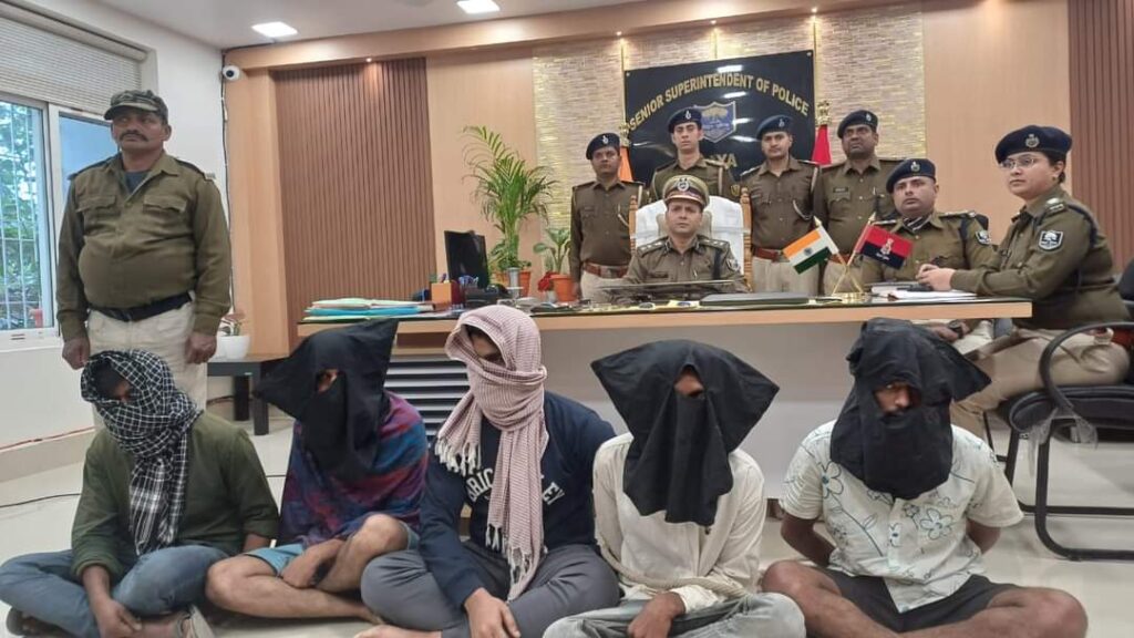 पांच शा’तिर साइबर अपराधियों को पुलिस ने किया गिरफ्तार ; मोबाइल के साथ कई बैंक पासबुक किया बरामद