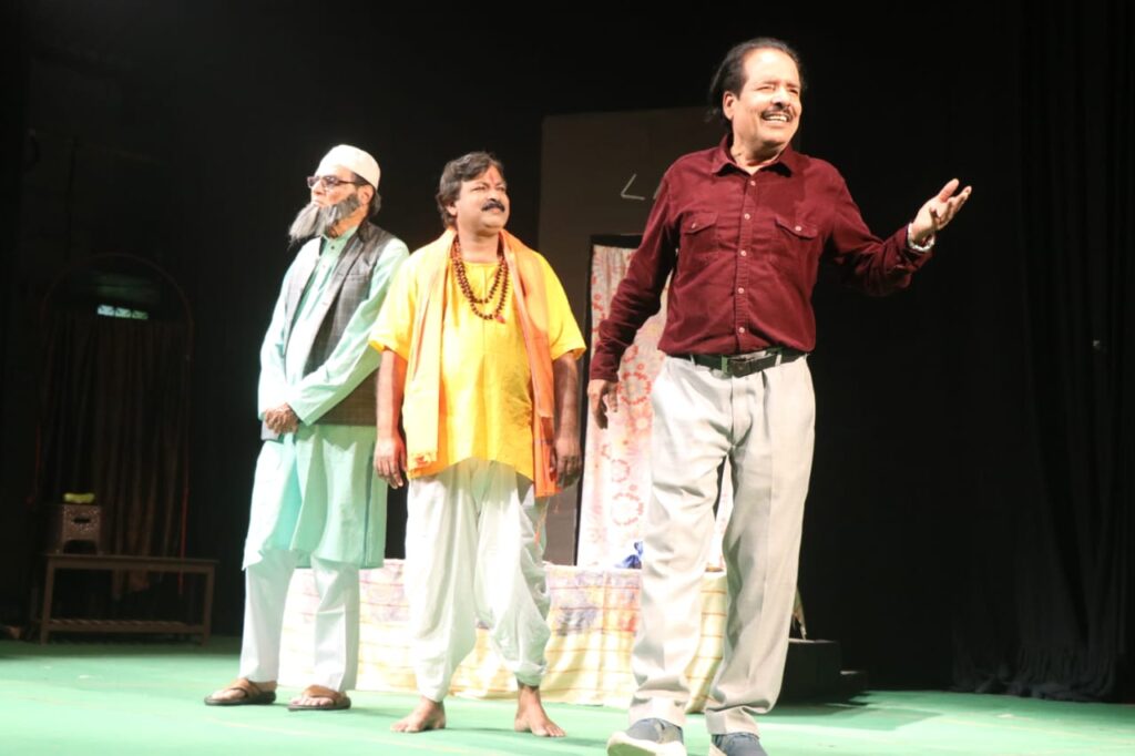 “मुट्ठी भर ख़ाक” नाटक की दमदार प्रस्तुति से कालिदास रंगालय तालियों से गूंजा