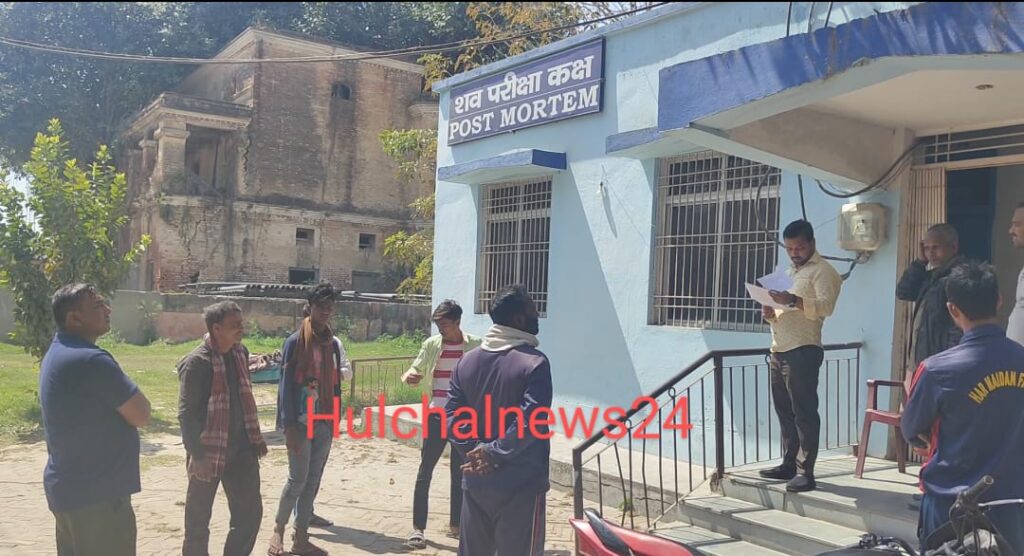 अनियंत्रित बालू लदे ट्रक के सड़क किनारे पलटने से खलासी की मौ’त चालक गंभीर स्थिति में रे’फर
