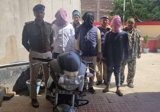 लू’ट कांड का उद्भेदन कर तीन कु’ख्यात अपराधियों को पुलिस ने द’बोचा ; लू’टी गई बाइक बरामद