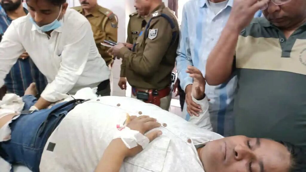 अ’पराधियों ने दिनदहाड़े बीच सड़क पर जमीन कारोबारी पर फा’यरिंग कर किया गंभीर, भर्ती