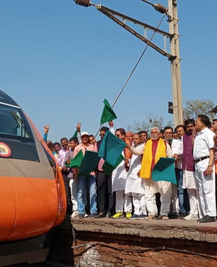वंदे भारत ट्रेन पहुंची गया तो सहकारिता मंत्री और सांसद ने किया स्वागत