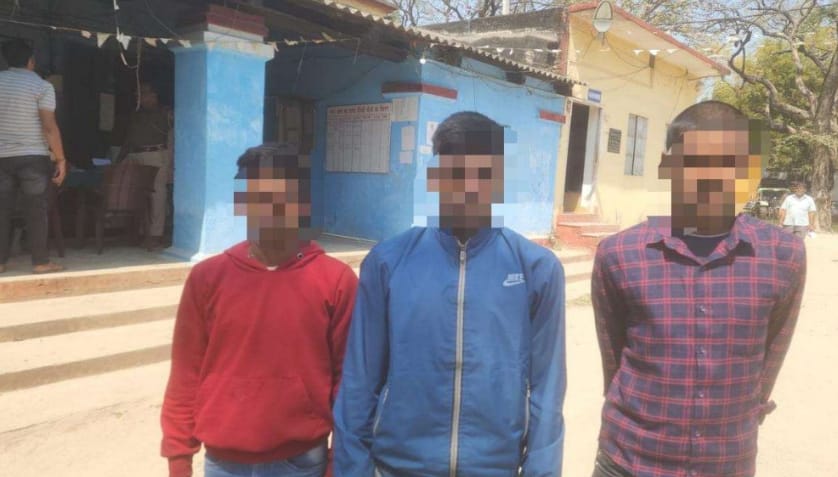शौच करने गई किशोरी का वीडियो बनाकर ब्लै’कमेल व छे’ड़खानी करने के मामले में तीन आरोपी गि’रफ्तार
