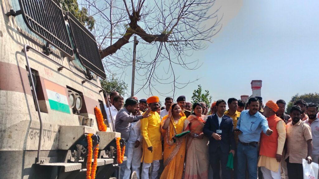 छपरा-नौतनवां-छपरा एक्सप्रेस का जीरादेई स्टेशन पर किया गया प्रायोगिक ठहराव