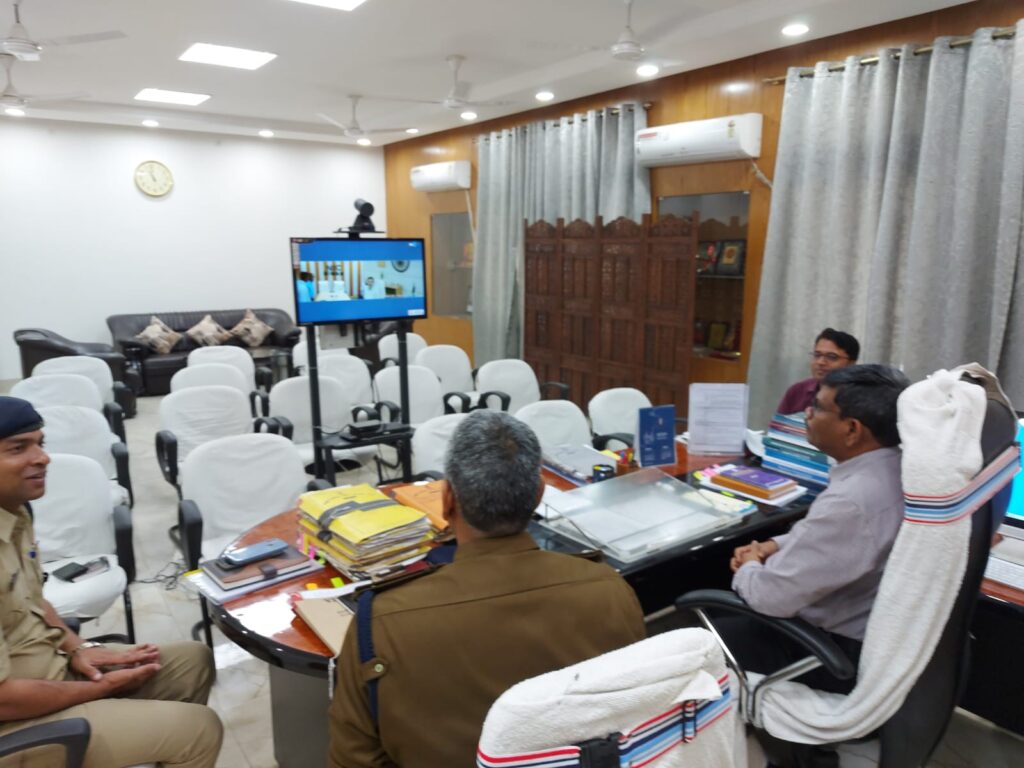 आगामी होली के अवसर पर विधि व्यवस्था को लेकर सभी संवेदनशील स्थलों पर दंडाधिकारियों एवं पुलिस बल की प्रतिनियुक्ति एवं असमाजिक तत्वों के विरुद्ध होगी कार्रवाई : आयुक्त
