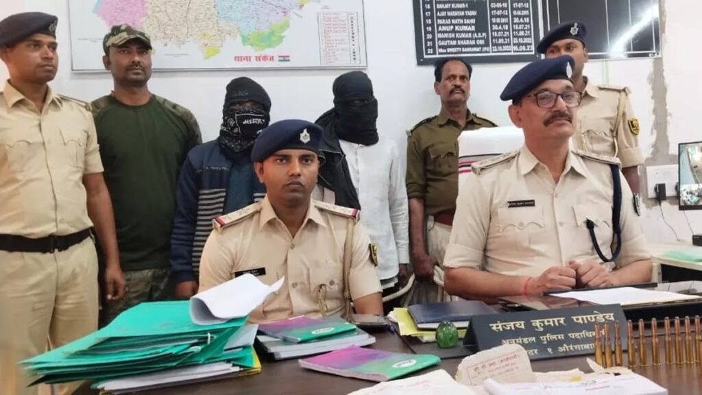 गिरफ्तारी के लिए पहुंची पुलिस टीम पर न’क्सलियों ने की फा’यरिंग ; दो गिरफ्तार, अ’वैध हथियार बरामद