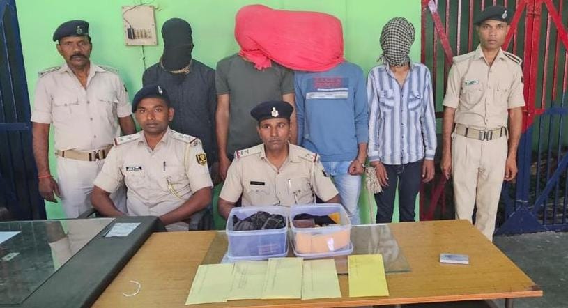 नई बाजार में कपड़ा व्यवसायी से लू’ट मामले में चार अपराधी लू’ट का सामान के साथ गिरफ्तार