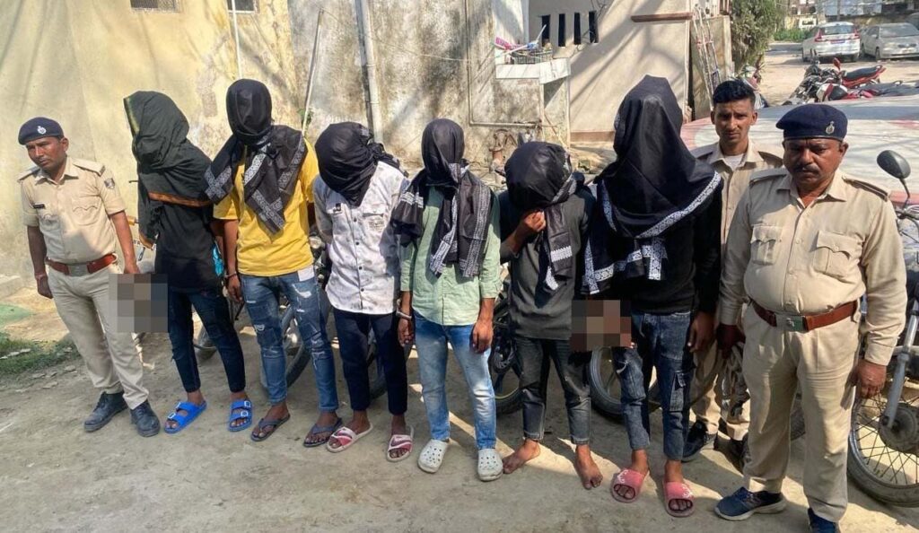 बाइक चो’र गिरोह का पर्दाफाश ; देशी क’ट्टा, जिं’दा का’रतूस व चोरी की 07 मोटरसाईकल के साथ 06 अपराधी गिरफ्तार