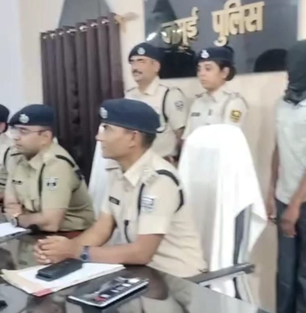 दो लाख रूपये के इनामी कु’ख्यात रौंदी यादव गिरफ्तार, ह’त्या व लू’ट के अनेक मामले हैं दर्ज