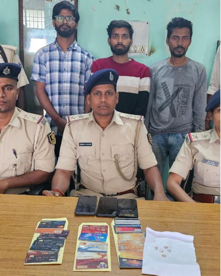 अंतर्राज्यीय सा’इबर अपराधी का प’र्दाफाश, 24 ATM कार्ड एवं चो’री की कार के साथ 03 गिरफ्तार