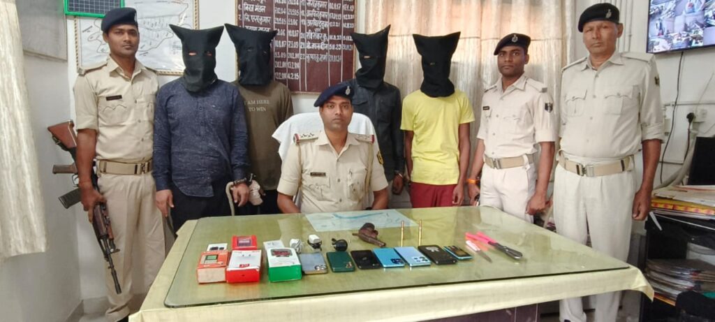 चार बदमाश बना रहे थे ड’कैती की योजना ; मौके पर पहुंची पुलिस ने ह’थियार के साथ किया गिरफ्तार