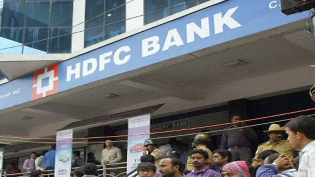आधा दर्जन अ’पराधियों ने एचडीएफसी बैंक से लू’ट ली 20 लाख से अधिक की रकम