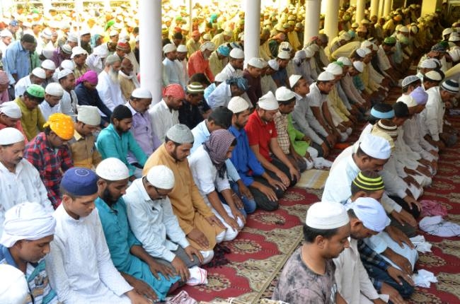 रमजान का दूसरा जुमा : हजारों सिर झुके सजदे में