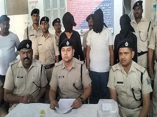 आपराधिक घटना को अंजाम देने के लिए पहुंचे थे अपराधी मौके पर पहुंची पुलिस ने हथियार के साथ किया गिरफ्तार ; 2 पिस्टल, 1 देसी कट्टा, 10 कारतूस बरामद