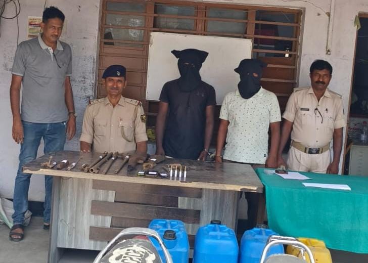 ह’थियार के अलग-अलग पार्ट्स लाकर उसे असेंबल कर बनाना था ह’थियार ; पुलिस ने ह’थियार के पार्ट्स व स्प्रिट के साथ दो अ’पराधियों को किया गिरफ्तार