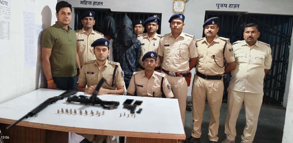 पूर्व मुखिया ह’त्याकांड में पुलिस ने लाइनर समेत ह’थियार सप्लायर को किया गिरफ्तार ; भारी मात्रा में ह’थियार बरामद
