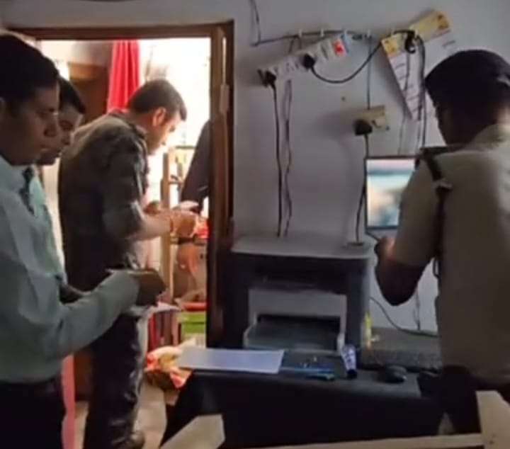 अधिवक्ता अपने कार्यालय में न’कली स्टांप पेपर की प्रिंटिंग कर सरकार को लगा रहा था लाखों का चू’ना