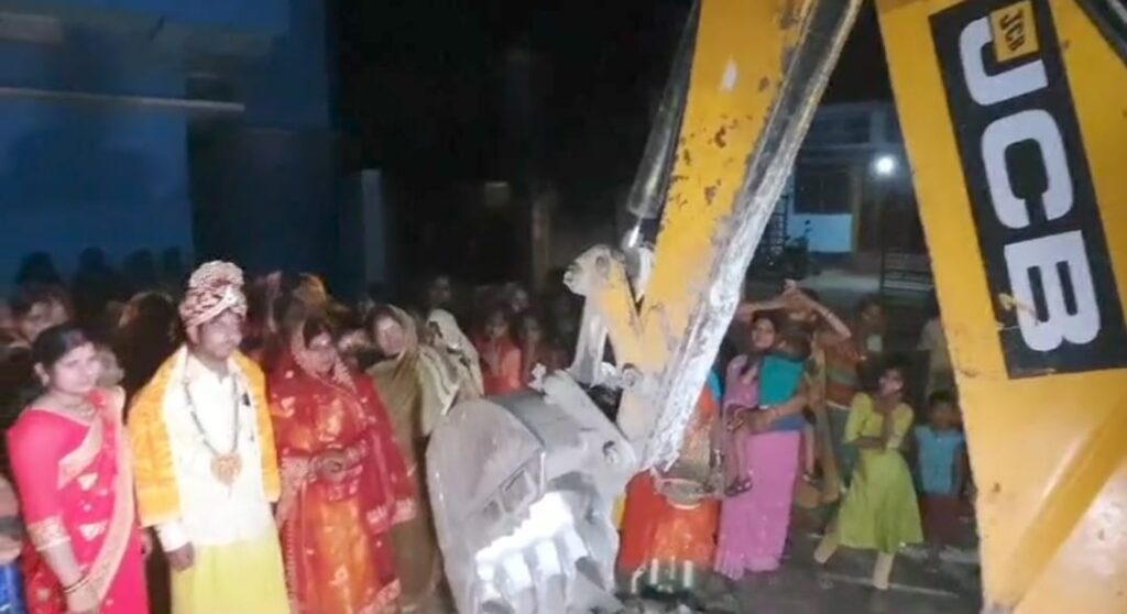 शादी से पूर्व जेसीबी से मिट्टी खोद की गई कथा-मटकोर की रश्म ; जेसीबी वाली शादी के नाम से हो रही चर्चा