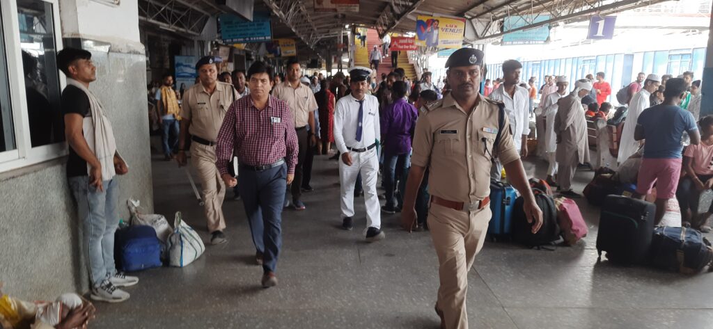 वाराणसी मंडल के एडीआरएम व आरपीएफ के सीनियर कमांडेंट पहुंचे छपरा