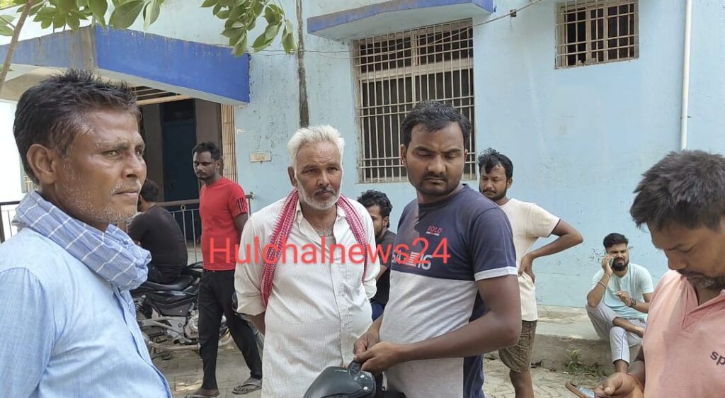 ड्यूटी जाने के दौरान बालू लदे ट्रक ने शिक्षक की आंगनवाड़ी सेविका पत्नी को कु’चला ; बाइक चला रहे शिक्षक भी गंभीर