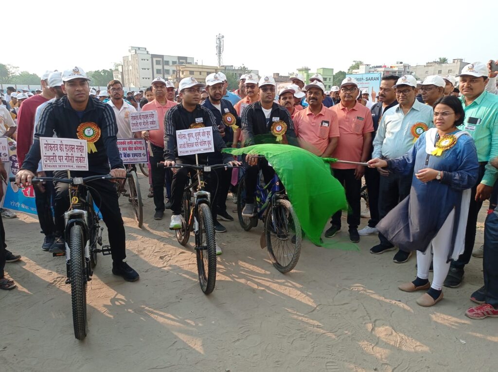 जिलाधिकारी एवं पुलिस अधीक्षक के नेतृत्व में छपरा वासियों ने निकाली मतदाता जागरूकता साइकिल रैली
