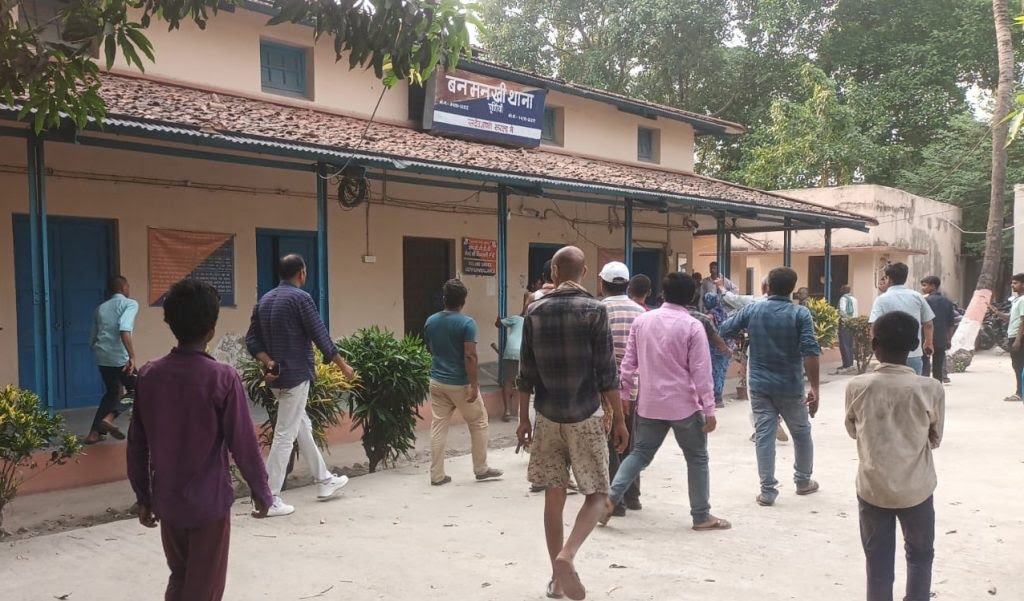 सीएसपी संचालक को सुरक्षा में तैनात पुलिसकर्मियों के सामने ही गो’लियों से भू’ना ; भाग निकले पुलिसकर्मी