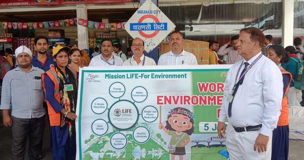 पर्यावरण दिवस से पूर्व पर्यावरण जागरूकता को लेकर वाराणसी मंडल रेल प्रबंधक ने वाराणसी जंक्शन पर चलाया जागरूकता अभियान