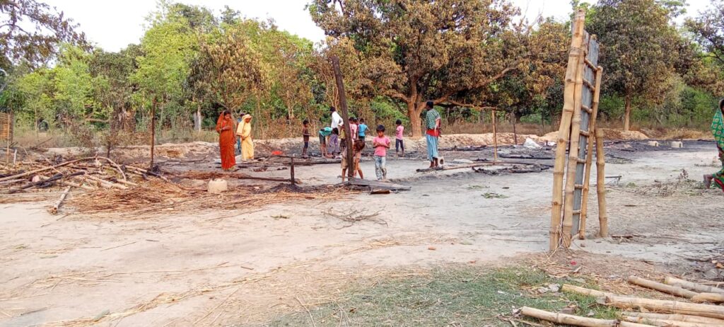 असामाजिक तत्वों ने लगाई आ’ग ; दर्जनाे घर जलकर हुई खा’क, खुले आसमान के नीचे रहने को विवश